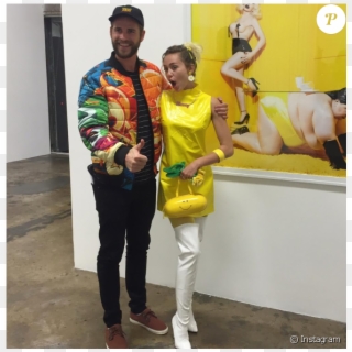 Miley Cyrus Et Liam Hemsworth Dans Une Galerie D'art - Miley Cyrus And Liam Hemsworth Costume Clipart