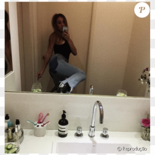 Sabrina Sato Aderiu À Moda E Posou Para Selfie No Espelho - Espelho Para Pia De Banheiro Clipart