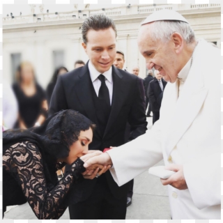Anahi Recebe O Papa Francisco No México Após Compôr - Beso En La Mano Al Papa Francisco Clipart