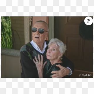 Stan Lee Et Sa Femme Joan, Leur Cameo Dans X-men - Stan Lee Apocalypse Cameo Clipart